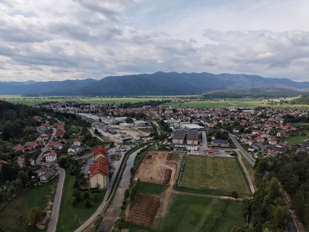 NOGOMETNO IGRIŠČE CERKNICA PRIPRAVA PODLOGE ZA UMETNO TRAVO 03 FOTO LJUBO VUKELIČ